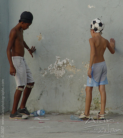 Jugando Futbol / Playing Soccer